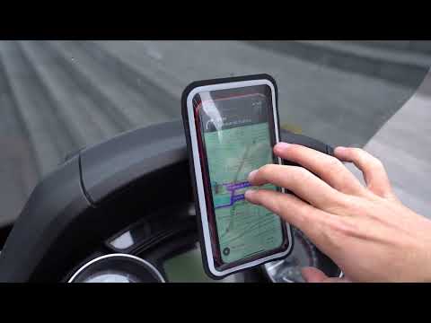 Démonstration vidéo du support en action, montrant la stabilité pendant la conduite en scooter.